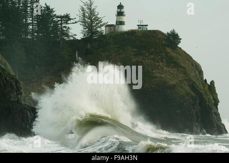 Les vagues déferlent massive dans l'île de déception à l'embouchure du fleuve Columbia, en décembre 2015, l'État de Washington, USA Banque D'Images