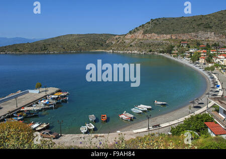 Vue panoramique d'Agioi Pantes haven et bay situé sur la côte du golfe de Corinthe en Phocide, région du centre de la Grèce Banque D'Images