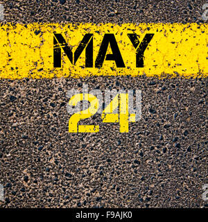 24 mai journée calendrier écrit plus de signalisation ligne de peinture jaune Banque D'Images