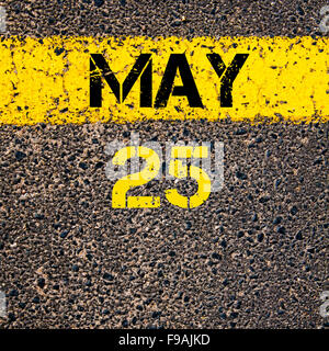 25 mai journée calendrier écrit plus de signalisation ligne de peinture jaune Banque D'Images