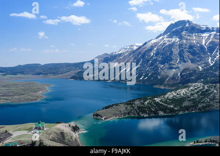 Le lac Waterton avec vue aérienne de l'Hôtel Prince De Galles à Waterton Lakes National Park, Alberta, Canada Banque D'Images