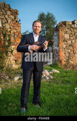 Wotersen, Allemagne. Août 26, 2015. La violoniste britannique sud-africain Daniel Hope transportant son violon pose devant des écuries de Wotersen estate dans Wotersen, Allemagne, 26 août 2015. Photo : OLAF MALZAHN/DPA - PAS DE FIL - SERVICE/dpa/Alamy Live News Banque D'Images