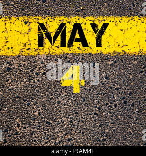 4 mai journée calendrier écrit plus de signalisation ligne de peinture jaune Banque D'Images