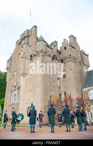 L'extérieur de tambours et cornemuseurs Château Crathes dans l'Aberdeenshire, en Écosse. Banque D'Images