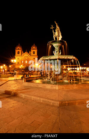 Fontaine en face de la Iglesia La Compania de Jesus, Plaza de Armas, Cusco, Cusco Province Province, Pérou Banque D'Images