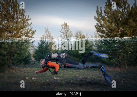 Natation plongeur à travers la forêt, composite photo Banque D'Images