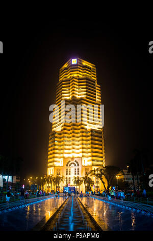 Fontaine en face de la banque publique de Menara la nuit, Kuala Lumpur, Malaisie Banque D'Images