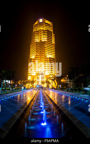 Fontaine en face de la banque publique de Menara la nuit, Kuala Lumpur, Malaisie Banque D'Images