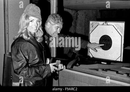 Deutsche Schauspielerin Ini Assmann auf dem Schießstand, Deutschland 1960 er Jahre. L'actrice allemande Ini Assmann à une gamme d'armes à feu, de l'Allemagne des années 1960. 24x36 swNeg255 Banque D'Images