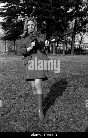 Deutsche Schauspielerin Ini Assmann auf dem Schießstand, Deutschland 1960 er Jahre. L'actrice allemande Ini Assmann à une gamme d'armes à feu, de l'Allemagne des années 1960. 24x36 swNeg255 Banque D'Images