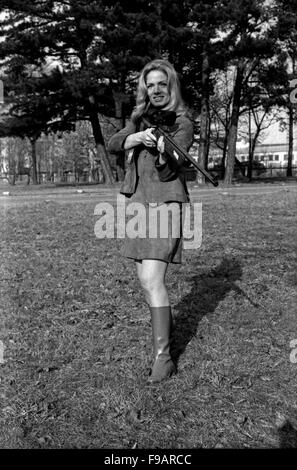 Deutsche Schauspielerin Ini Assmann auf dem Schießstand, Deutschland 1960 er Jahre. L'actrice allemande Ini Assmann à une gamme d'armes à feu, de l'Allemagne des années 1960. 24x36 swNeg255 Banque D'Images