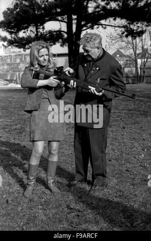 Deutsche Schauspielerin Ini Assmann auf dem Schießstand, Deutschland 1960 er Jahre. L'actrice allemande Ini Assmann à une gamme d'armes à feu, de l'Allemagne des années 1960. 24x36 swNeg255 Banque D'Images