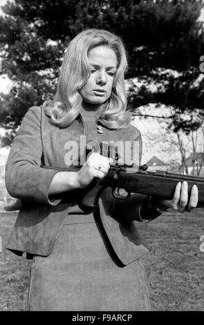 Deutsche Schauspielerin Ini Assmann auf dem Schießstand, Deutschland 1960 er Jahre. L'actrice allemande Ini Assmann à une gamme d'armes à feu, de l'Allemagne des années 1960. 24x36 swNeg255 Banque D'Images