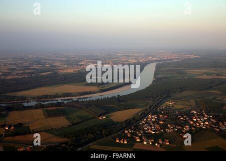 Vue aérienne de la rivière Po, la plaine Padana, Parme, Émilie-Romagne, Italie Banque D'Images