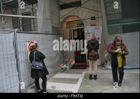 Une collection de dessins d'enfants, de fleurs et de bougies s'accumuler à l'extérieur du Consulat de France à Milan en tant que citoyens, rendre hommage aux victimes des attaques terroristes de Paris comprend : Atmosphère Où : Milan, Italie Quand : 14 Nov 2015 Banque D'Images