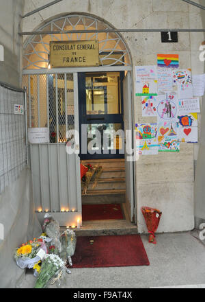 Une collection de dessins d'enfants, de fleurs et de bougies s'accumuler à l'extérieur du Consulat de France à Milan en tant que citoyens, rendre hommage aux victimes des attaques terroristes de Paris comprend : Atmosphère Où : Milan, Italie Quand : 14 Nov 2015 Banque D'Images
