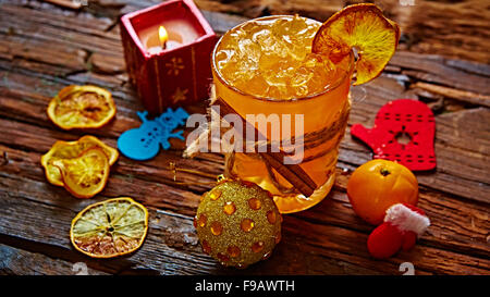 Des jus de mandarines mûres dans du verre. Banque D'Images