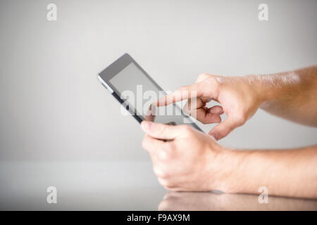 Détail de la main de l'ordinateur tablette dans studio Banque D'Images