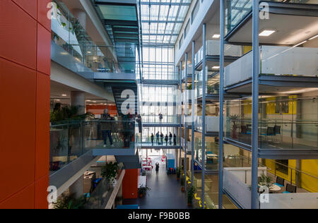 Le plus récent ajout à l'Université de Bristol, le bâtiment des sciences de la vie, ouvert en 2015 par Sir David Attenborough. Banque D'Images