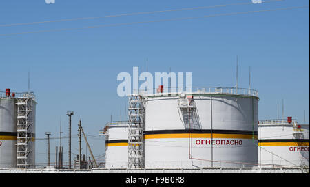 Le réservoir en acier vertical. Capacités de stockage de produits pétroliers Banque D'Images