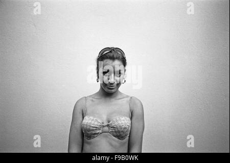 Un Fotomodel Marielle Fotoshooting im Bikini, Deutschland 1960 er Jahre. Modèle Photo Marielle faire un shoot photo port maillot de bain, l'Allemagne des années 1960. 24x36 swNeg393 Banque D'Images