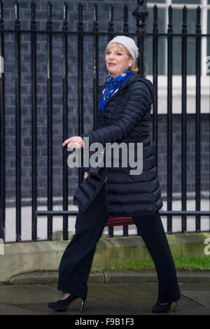 Londres, Royaume-Uni. 15 Décembre, 2015. Anna Soubry MP, Ministre de la petite entreprise, de l'industrie et de l'entreprise arrive pour la réunion hebdomadaire du Cabinet à Downing Street. Credit : Pete Maclaine/Alamy Live News Banque D'Images