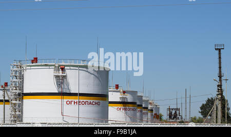 Le réservoir en acier vertical. Capacités de stockage de produits pétroliers Banque D'Images