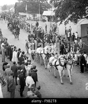 La reine Elizabeth et le Prince Philip arrivent par autobus tirés par des chevaux au Royal Show en 1963 Banque D'Images