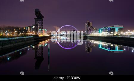 Une image couleur de la vue de cloches Pont De Glasgow Riverside la nuit Banque D'Images