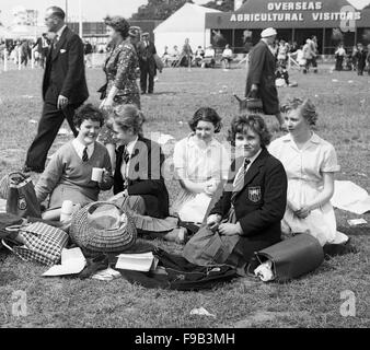 Les filles de l'école d'avoir un déjeuner pique-nique au Royal Show en 1963 Banque D'Images