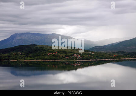 Lac de Peruca en Croatie, sur un après-midi orageux. Banque D'Images