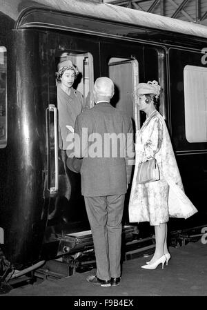 La reine Elizabeth arrive par le train royal à Coventry pour visiter le Royal Show en 1963 Banque D'Images