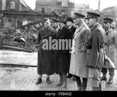 Anthony Eden à la bombe à Coventry en dommages après le Blitz en 1940 Banque D'Images