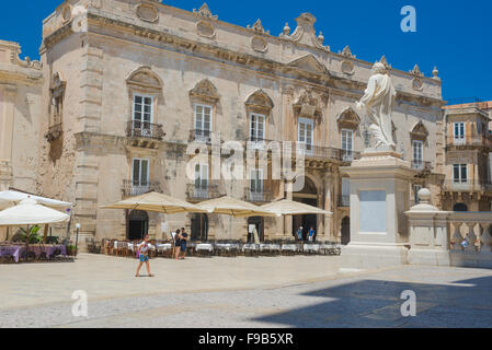 Piazza del Duomo Syracuse, vue sur la grande place historique dans le centre baroque de l'île d'Ortigia, Syracuse, Sicile. Banque D'Images