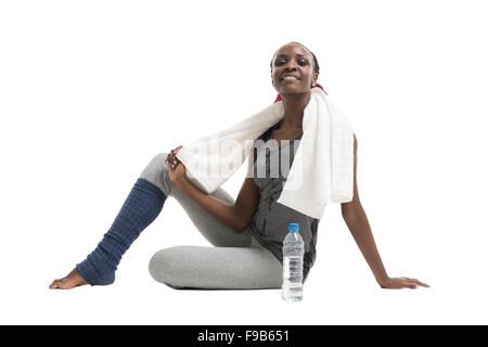 Athletic Girl avec une bouteille d'eau et serviette Banque D'Images