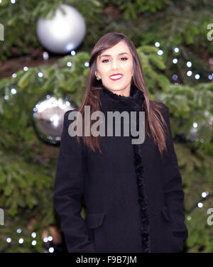 Londres, Royaume-Uni. Le 15 décembre, 2015. Jeanette Manrara de Strictly Come Dancing à l'extérieur de 10 Downing Street, Londres pour la charité Starlight Christmas party Crédit : Ian Davidson/Alamy Live News Banque D'Images