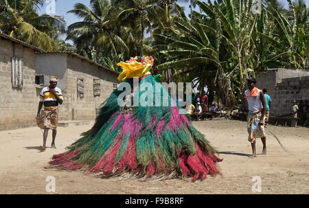 Cérémonie dans Heve-Grand Zangbeto village Popo, Bénin Banque D'Images