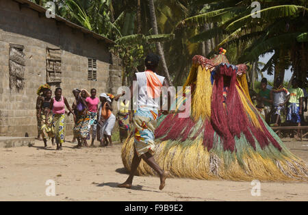 Cérémonie dans Heve-Grand Zangbeto village Popo, Bénin Banque D'Images