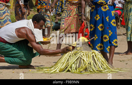 Offrant de la nourriture à l'homme dans l'esprit peu Zangbeto cérémonie, Heve-Grand village Popo, Bénin Banque D'Images