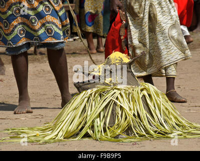 Peu d'esprit avec l'offre de Zangbeto cérémonie, Heve-Grand village Popo, Bénin Banque D'Images