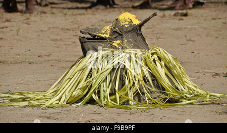 Peu d'esprit avec l'offre de Zangbeto cérémonie, Heve-Grand village Popo, Bénin Banque D'Images