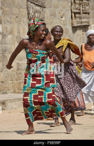 Les femmes fon danser et chanter dans le village d'Heve-Grand Popo, Bénin Banque D'Images