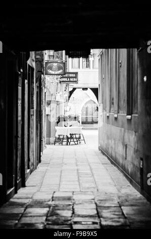 Restaurant dans une ruelle à Venise Banque D'Images