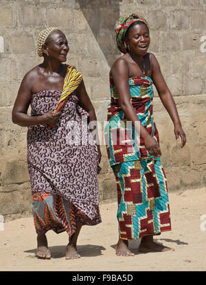 Les femmes fon danser et chanter dans le village d'Heve-Grand Popo, Bénin Banque D'Images