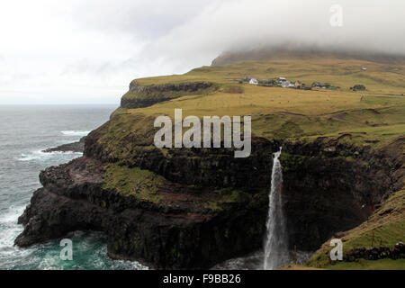 Chute d'eau à l'île de Vágar Gásadalur Faroe Islands Banque D'Images