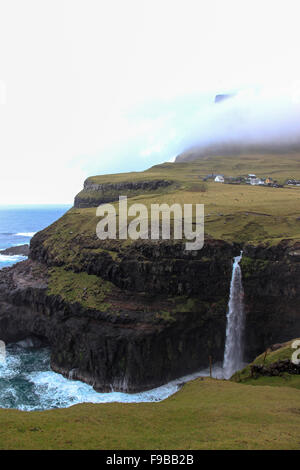 Chute d'eau à l'île de Vágar Gásadalur Faroe Islands Banque D'Images