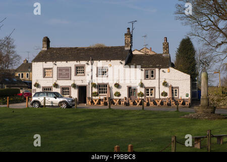 Village Green et la Fountaine Inn, un ancien traditionnel, anglais, country pub (Linton à Craven, Yorkshire Dales, FR, UK) sur une journée ensoleillée avec ciel bleu. Banque D'Images