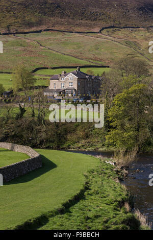 Vue panoramique, les régions rurales du coude de la rivière Wharfe &du Devonshire est tombée Hôtel situé sur une colline verte, matériel roulant (fells). Burnsall, Yorkshire Dales, FR, UK. Banque D'Images