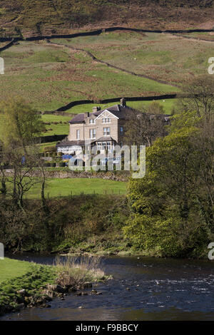 Vue panoramique, les régions rurales du coude de la rivière Wharfe &du Devonshire est tombée Hôtel situé sur une colline verte, matériel roulant (fells). Burnsall, Yorkshire Dales, FR, UK. Banque D'Images