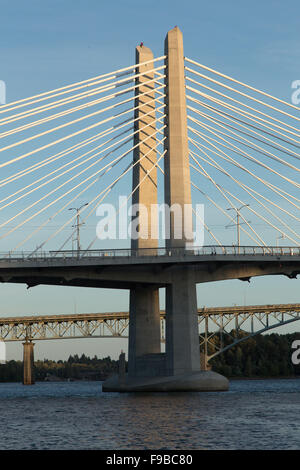 Tilikum traversée de pont avec l'île de Ross bridge Portland OU Banque D'Images